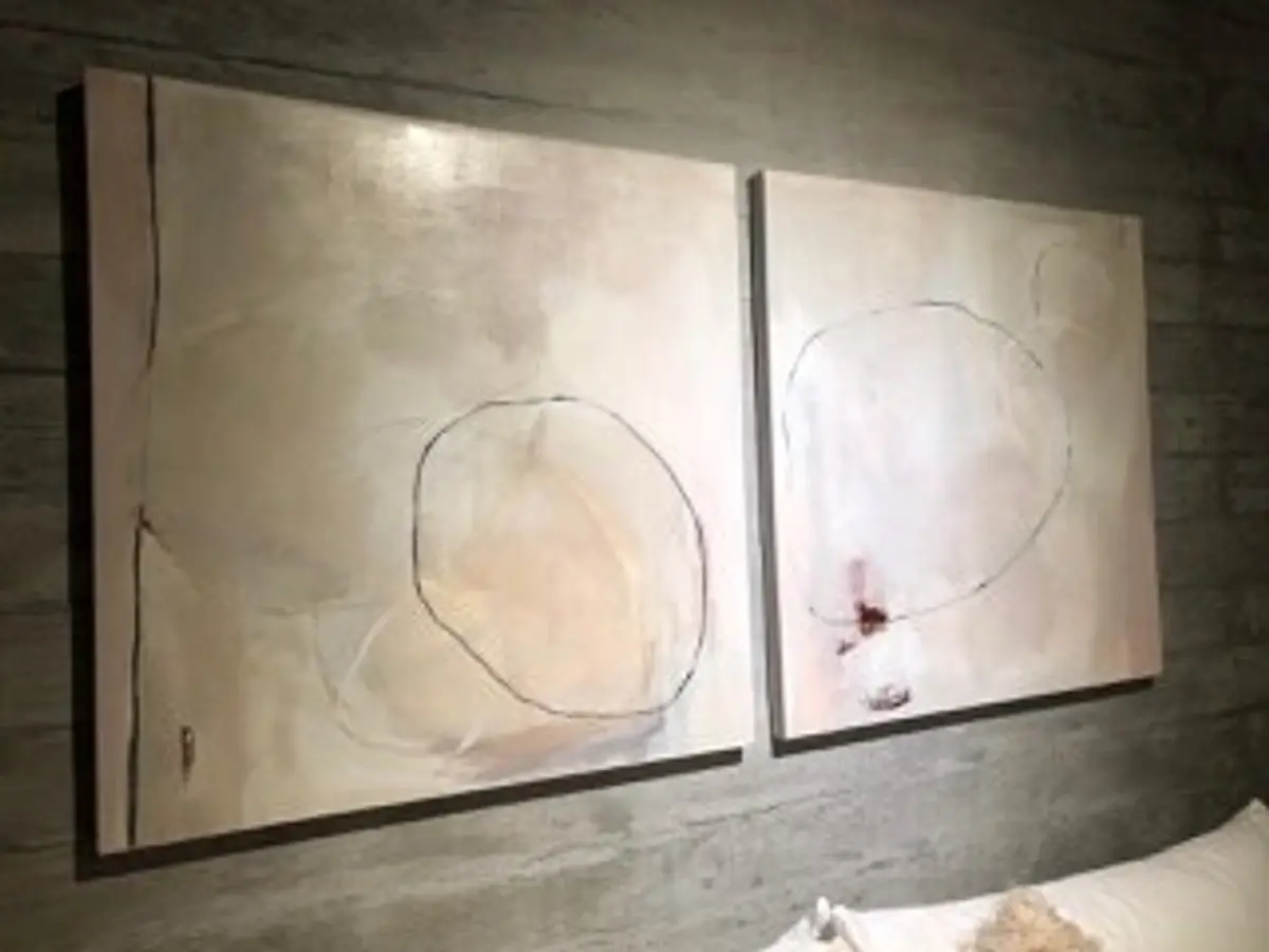 duas pinturas abstratas modernas em parede de concreto — projeto Omm!, por Flor Martelli Diseñó y Arte, em Punta Chica