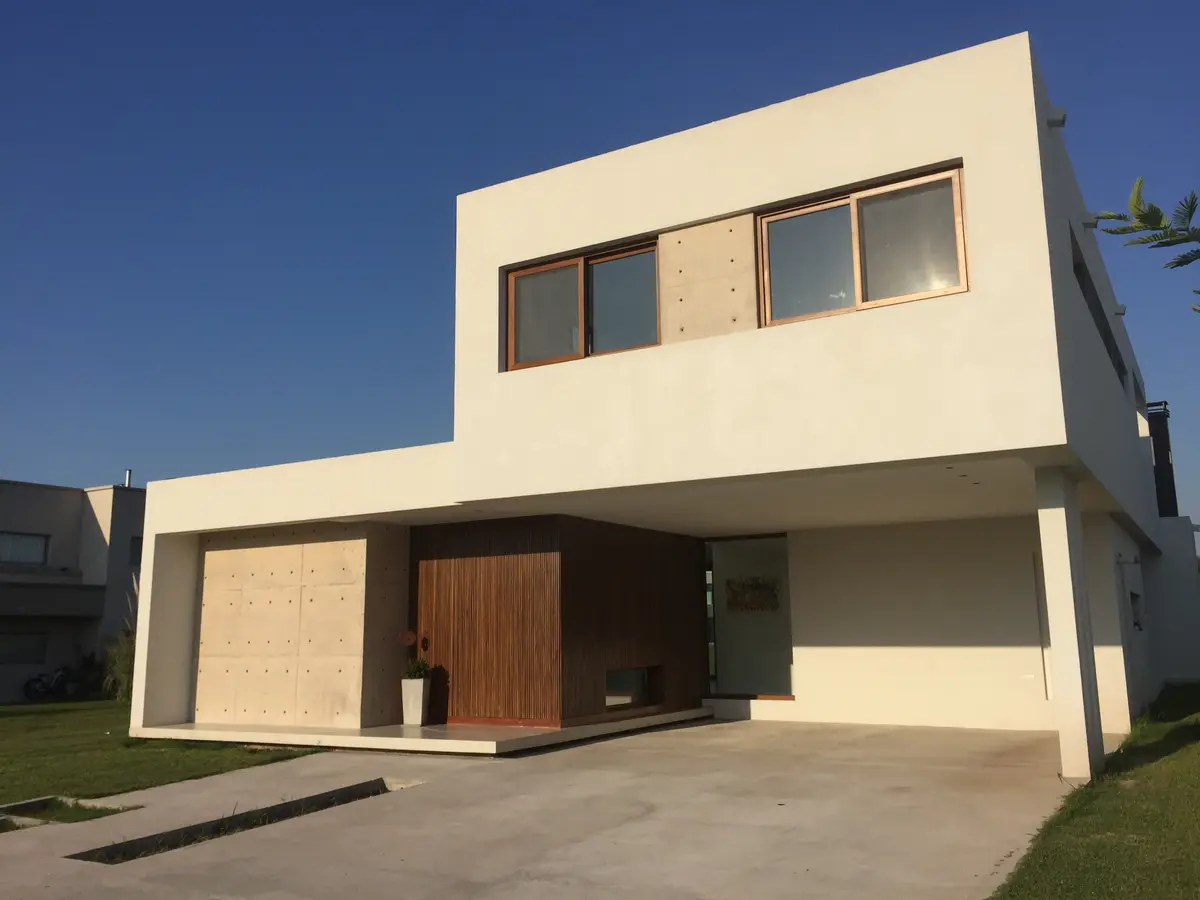 Fachada de casa moderna com volumes geometricos e detalhes em madeira — projeto VM, por Estudio GR