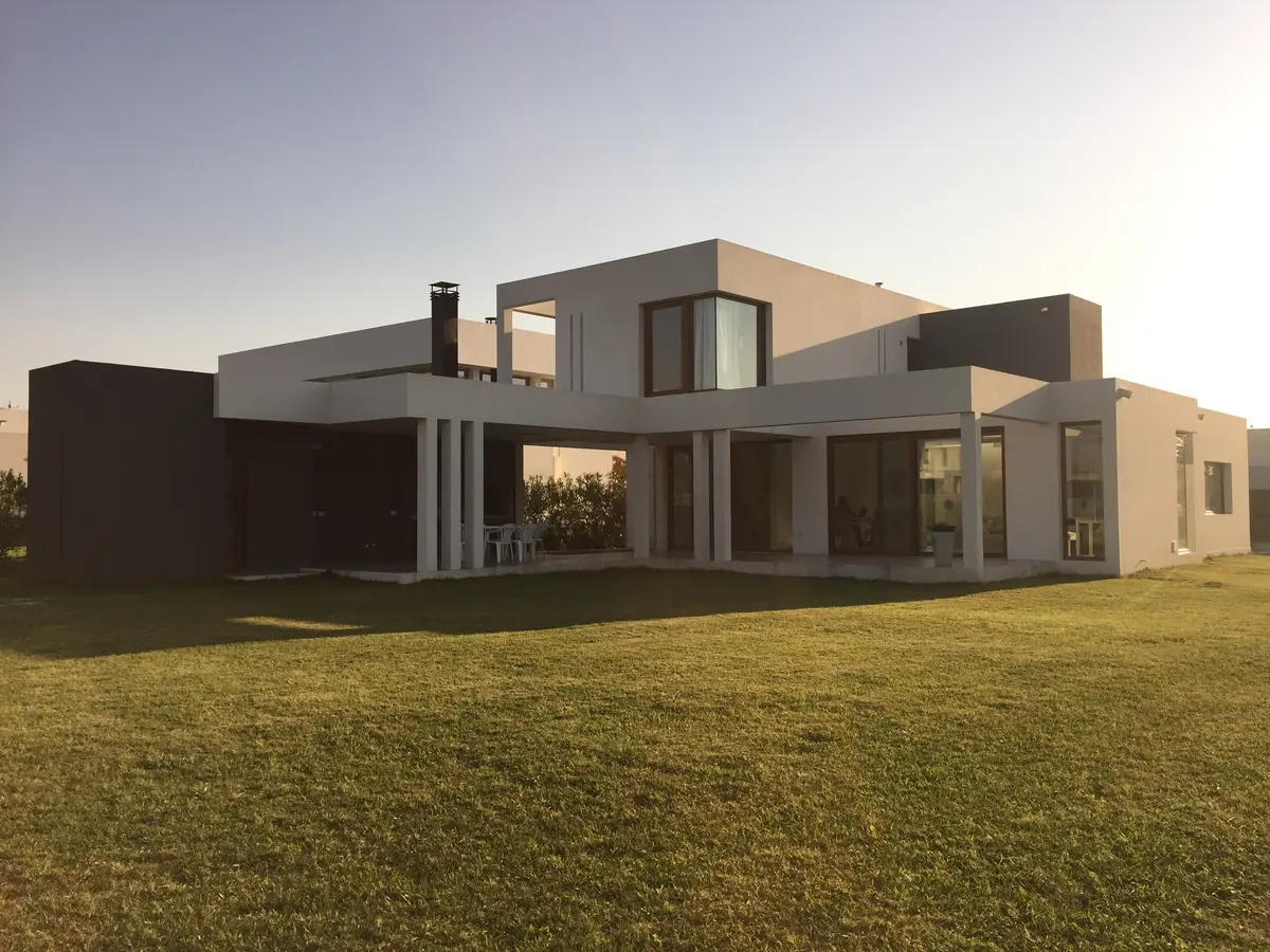 Casa moderna minimalista com grandes janelas — projeto VM, por Estudio GR