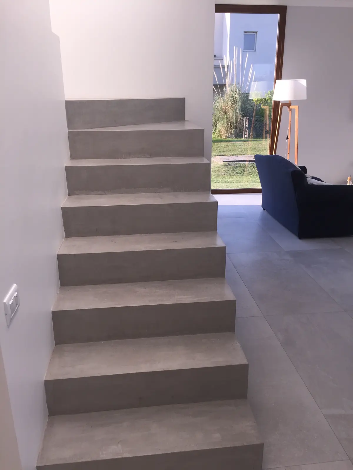 escada flutuante moderna com janela grande — projeto VM, por Estudio GR