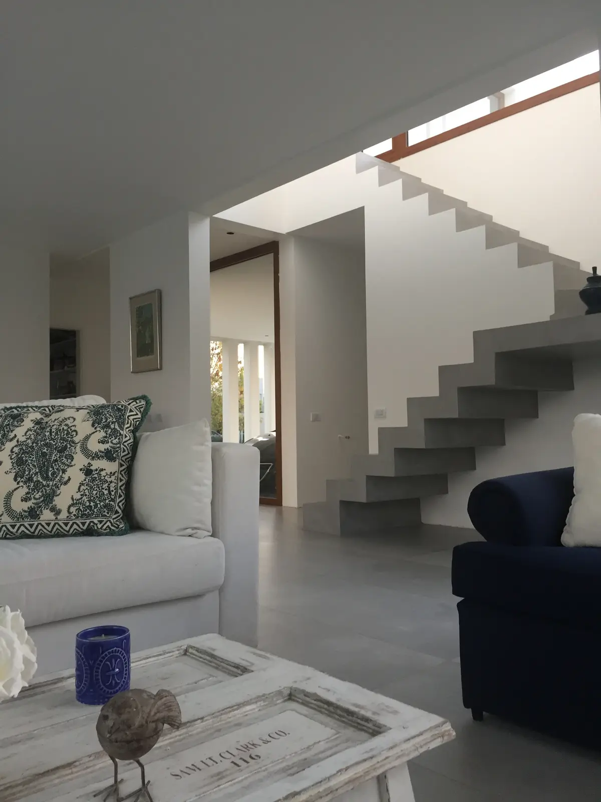 Sala moderna com escada flutuante e claraboia — projeto VM, por Estudio GR