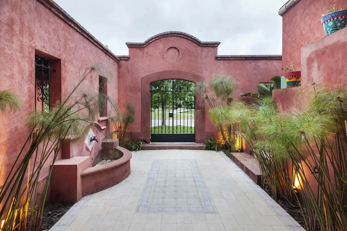 fachada mediterránea con puerta arqueada y vegetación exuberante — proyecto Rincones que Inspiran, por Ricardo Pereyra Iraola 