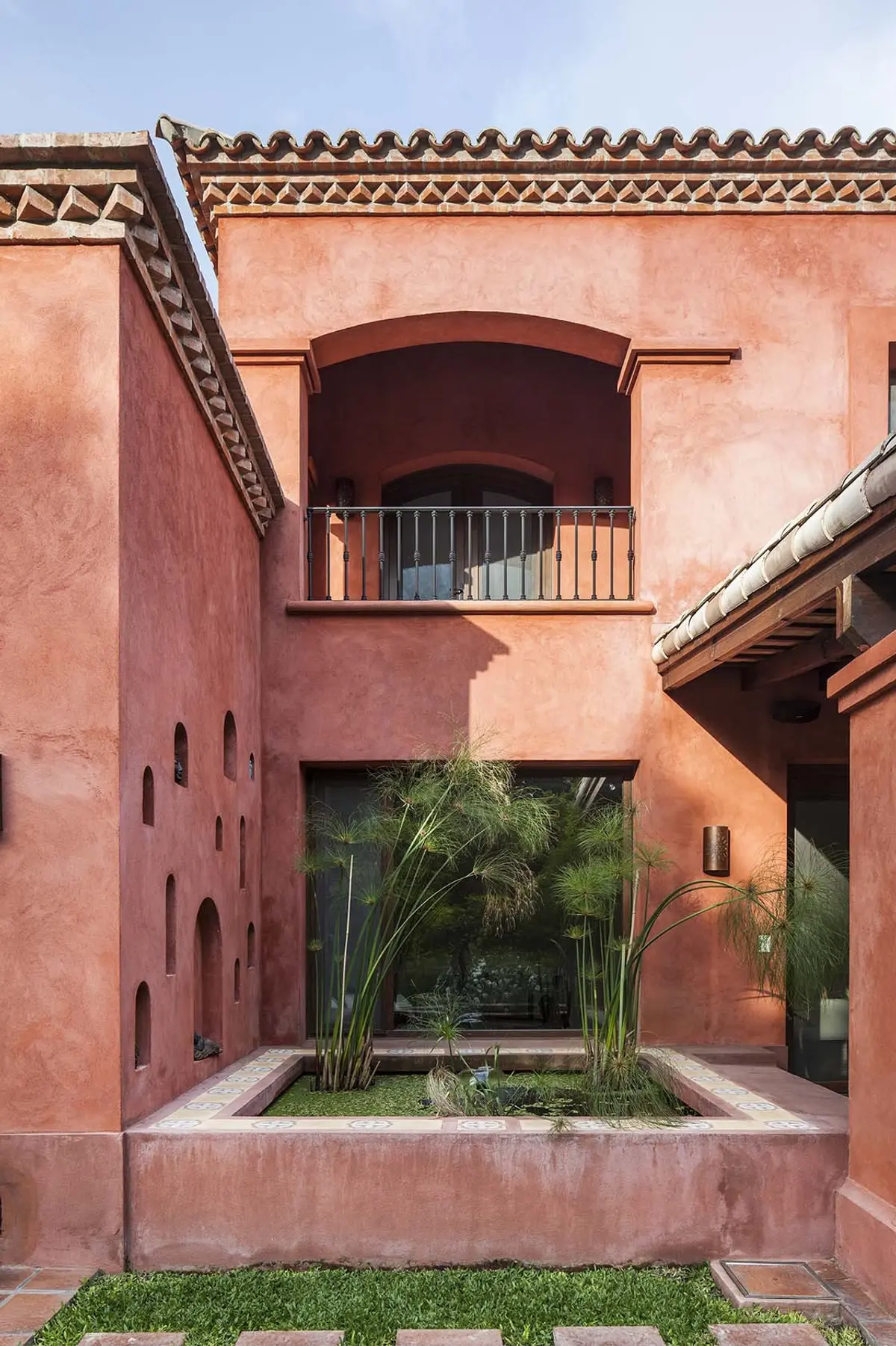 Fachada mediterrânea com pátio e plantas — projeto Rincones que Inspiran, por Ricardo Pereyra Iraola