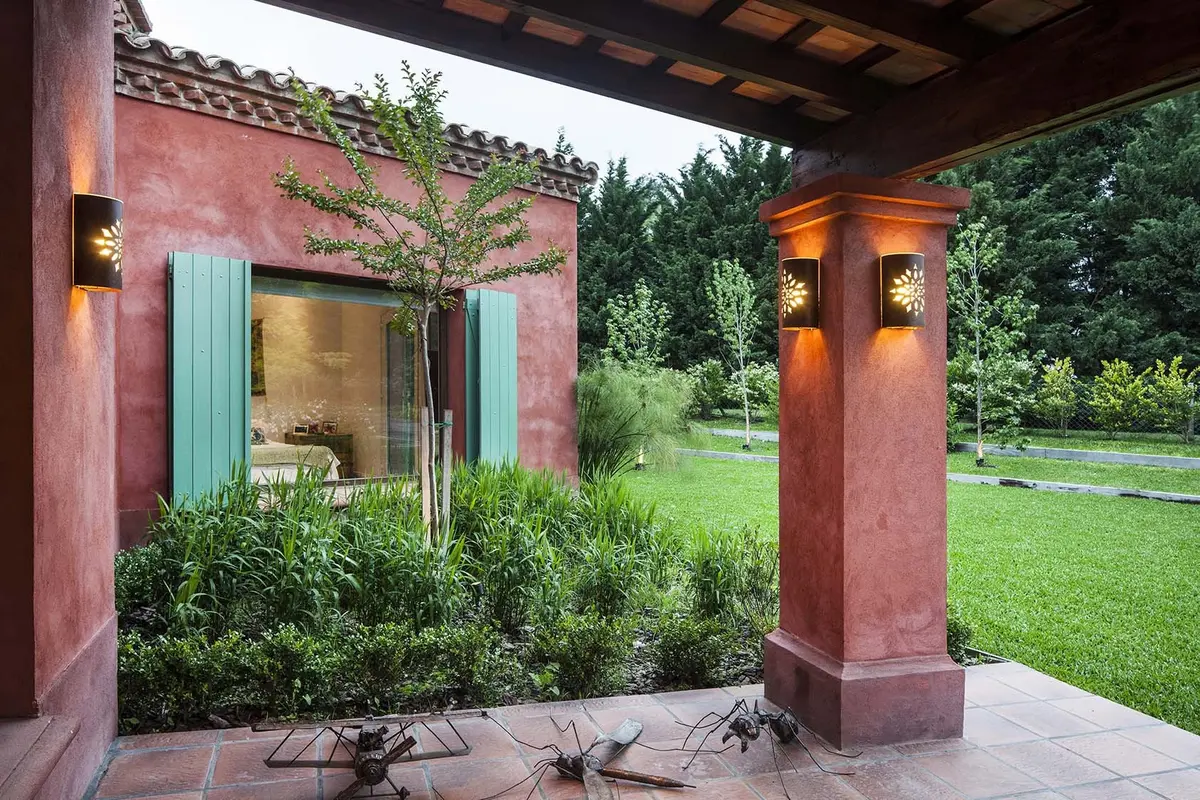 Fachada rústica mediterránea con detalles metálicos y vegetación — proyecto Rincones que Inspiran, por Ricardo Pereyra Iraola 