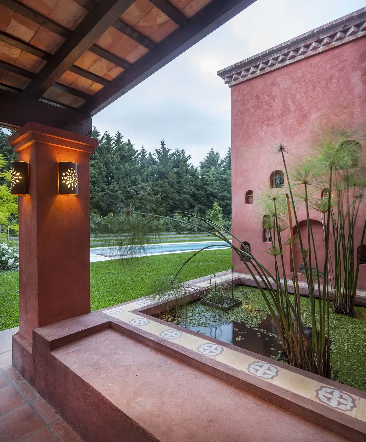 Villa mediterrânea com lago de papiro e piscina — projeto Rincones que Inspiran, por Ricardo Pereyra Iraola