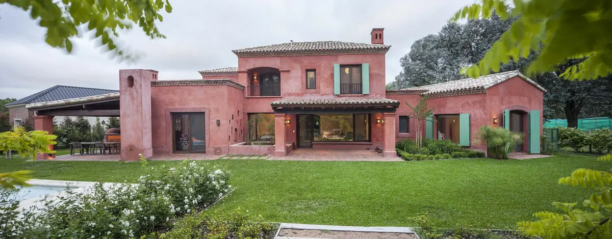 Fachada de casa mediterránea estilo campo con estuco terracota — proyecto Rincones que Inspiran, por Ricardo Pereyra Iraola 