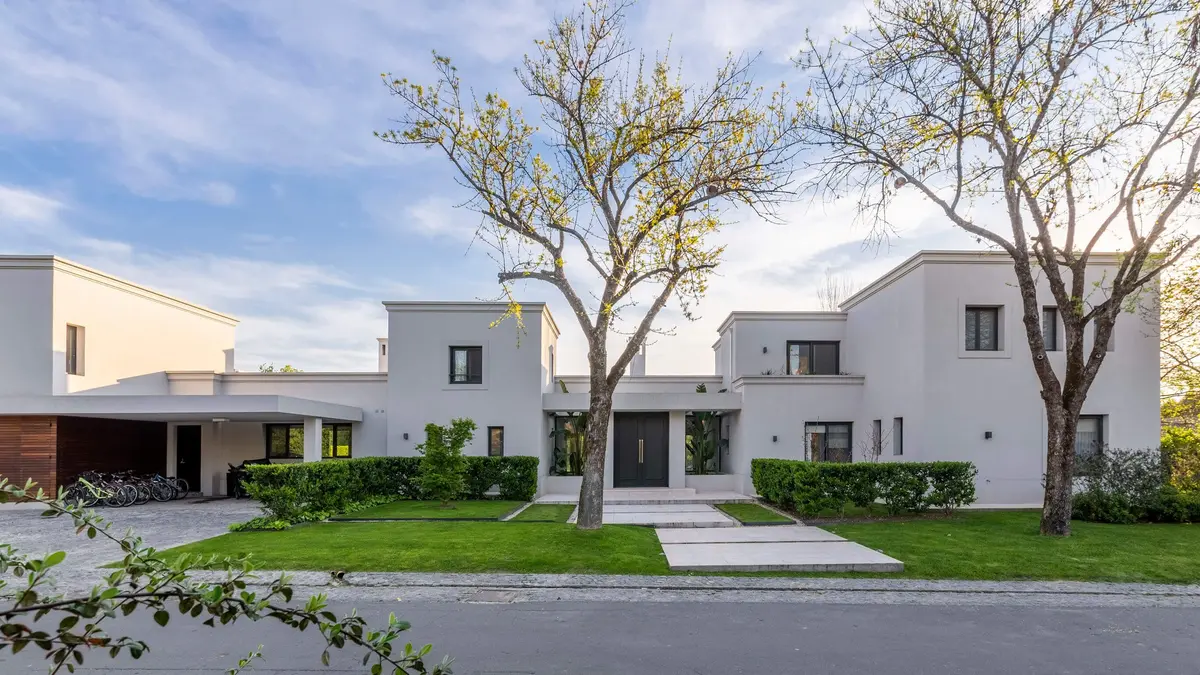 Casa moderna minimalista com fachada branca e jardim — projeto Casa IJ, por Ricardo Pereyra Iraola
