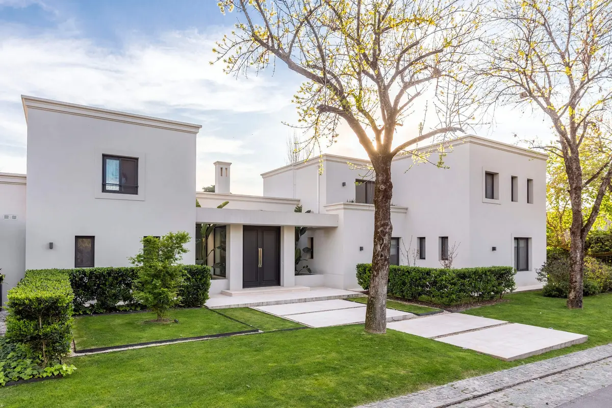 Casa moderna blanca con amplios ventanales y jardín — proyecto Casa IJ, por Ricardo Pereyra Iraola 