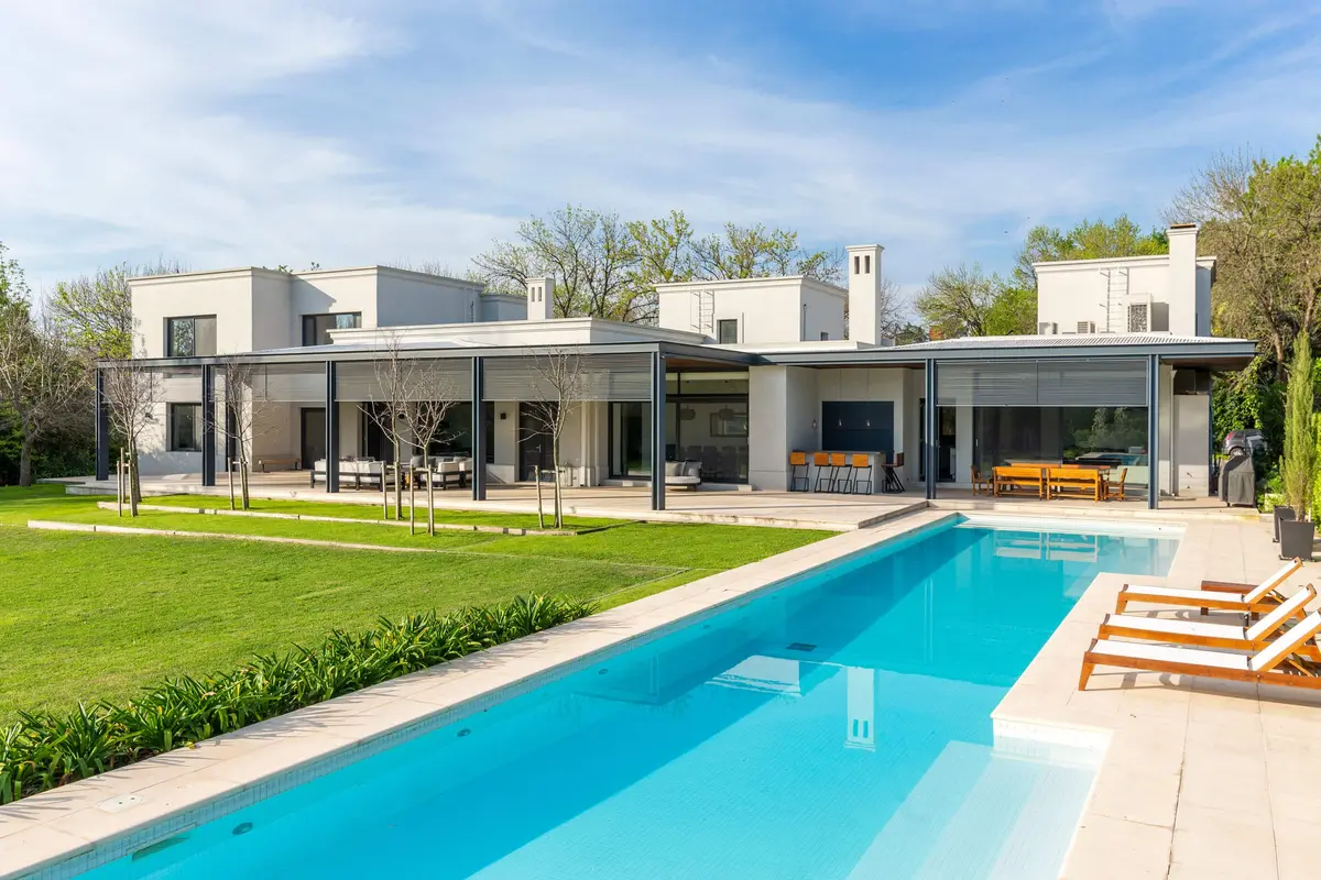 Casa moderna con piscina y grandes ventanales — proyecto Casa IJ, por Ricardo Pereyra Iraola 