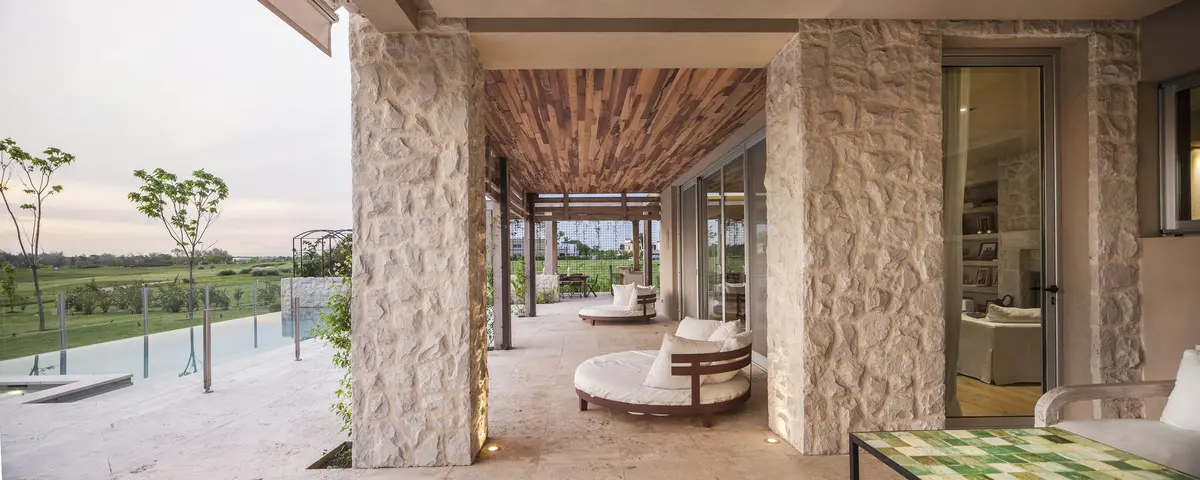 Patios modernos con piedra, madera y muebles curvos con vista al campo — proyecto Casa RC, por Ricardo Pereyra Iraola 