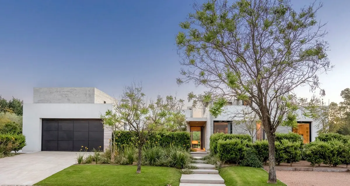 Casa moderna minimalista con amplios ventanales y jardín exuberante — proyecto Hormigón, Madera y Vidrio, por Ricardo Pereyra Iraola 