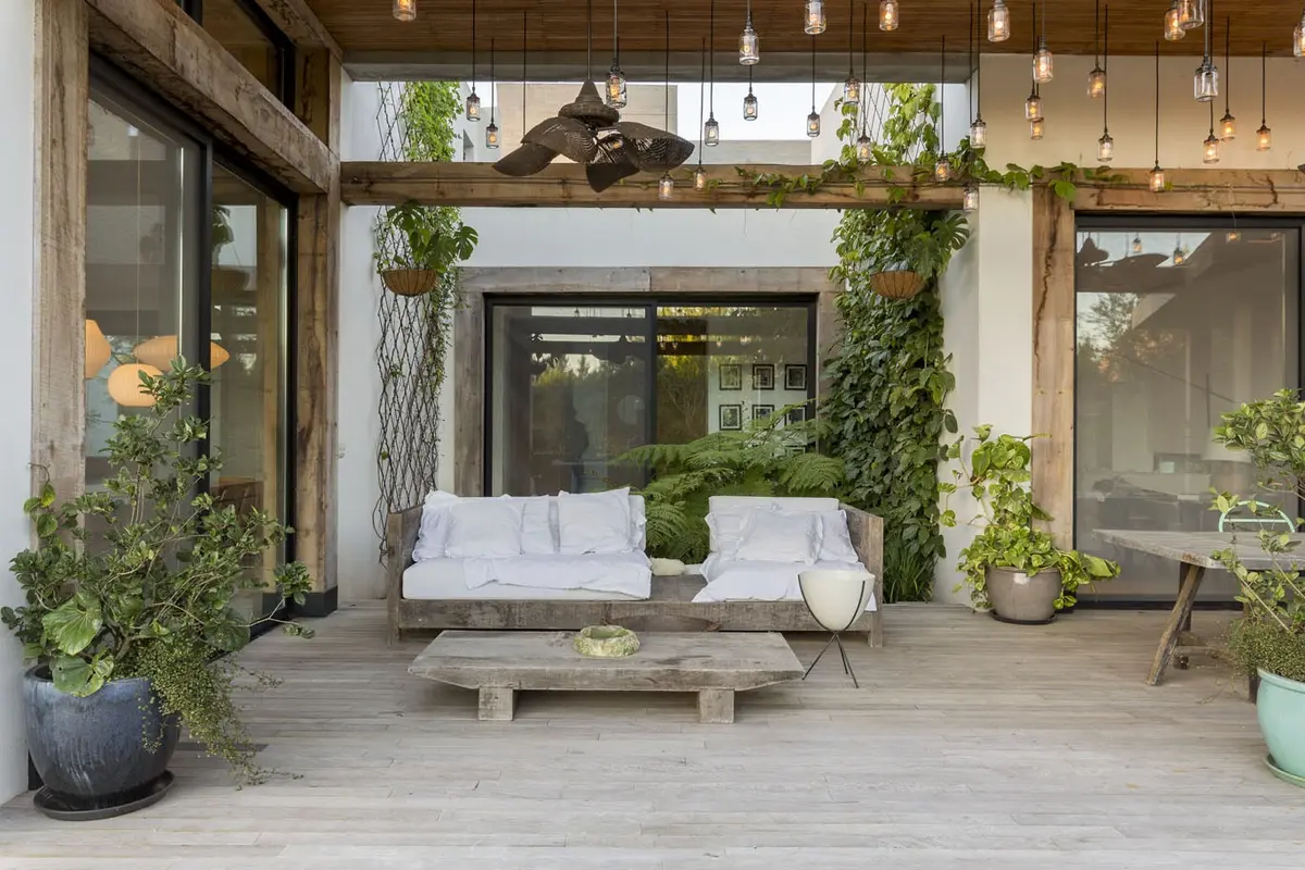 Patio moderno con deck de madera y pérgola, muebles bajos y plantas — proyecto Hormigón, Madera y Vidrio, por Ricardo Pereyra Iraola 