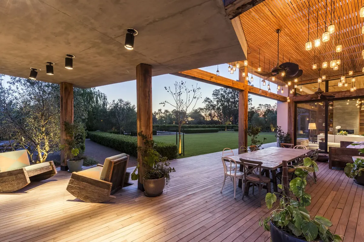 Pérgola de madeira com sala de jantar e estar externa integrada — projeto Hormigón, Madera y Vidrio, por Ricardo Pereyra Iraola