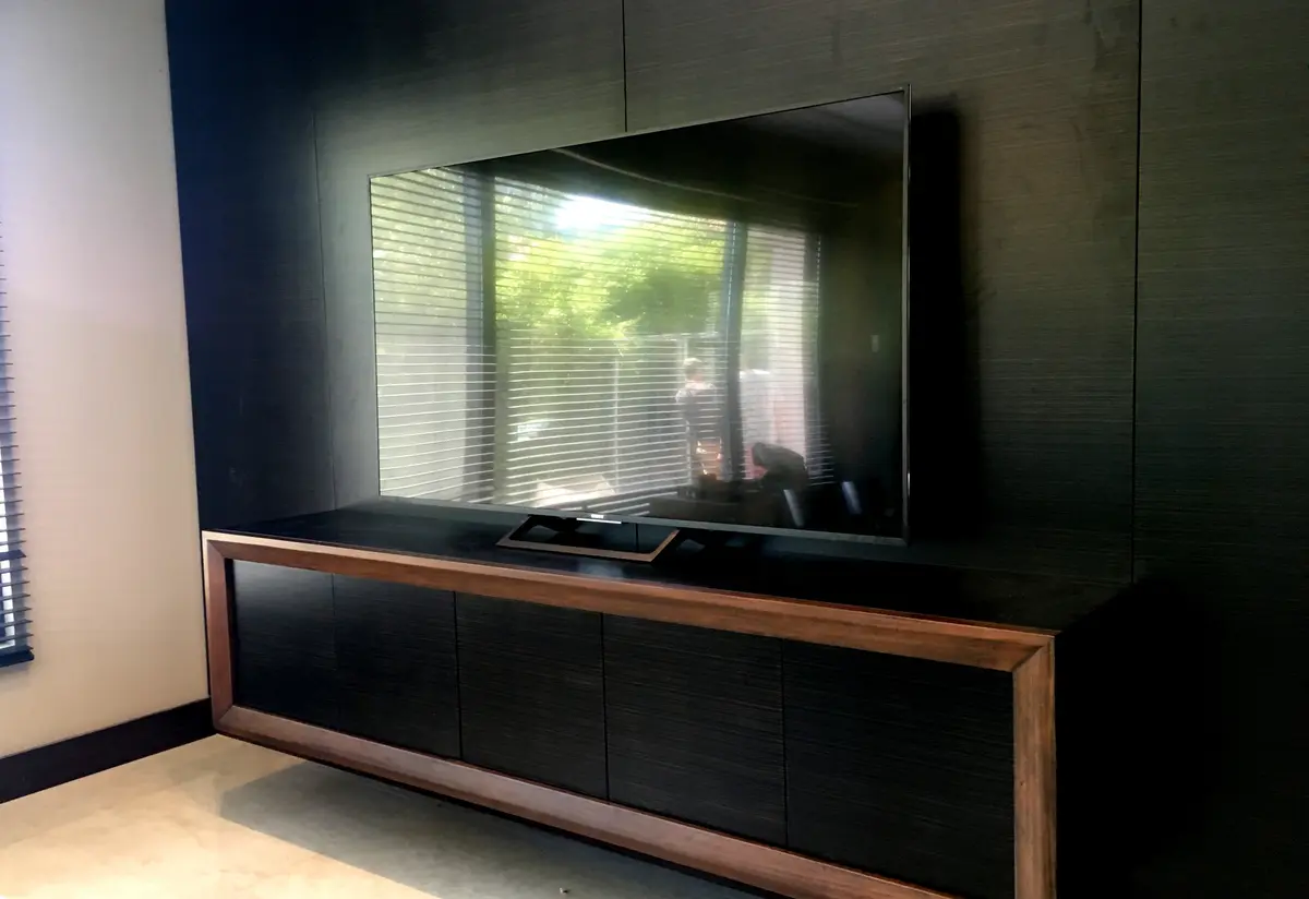 living con panelado de madera oscura y mueble bajo — proyecto Casa Abril Club de Campo, por byb.arquitectas, en Abril Club De Campo