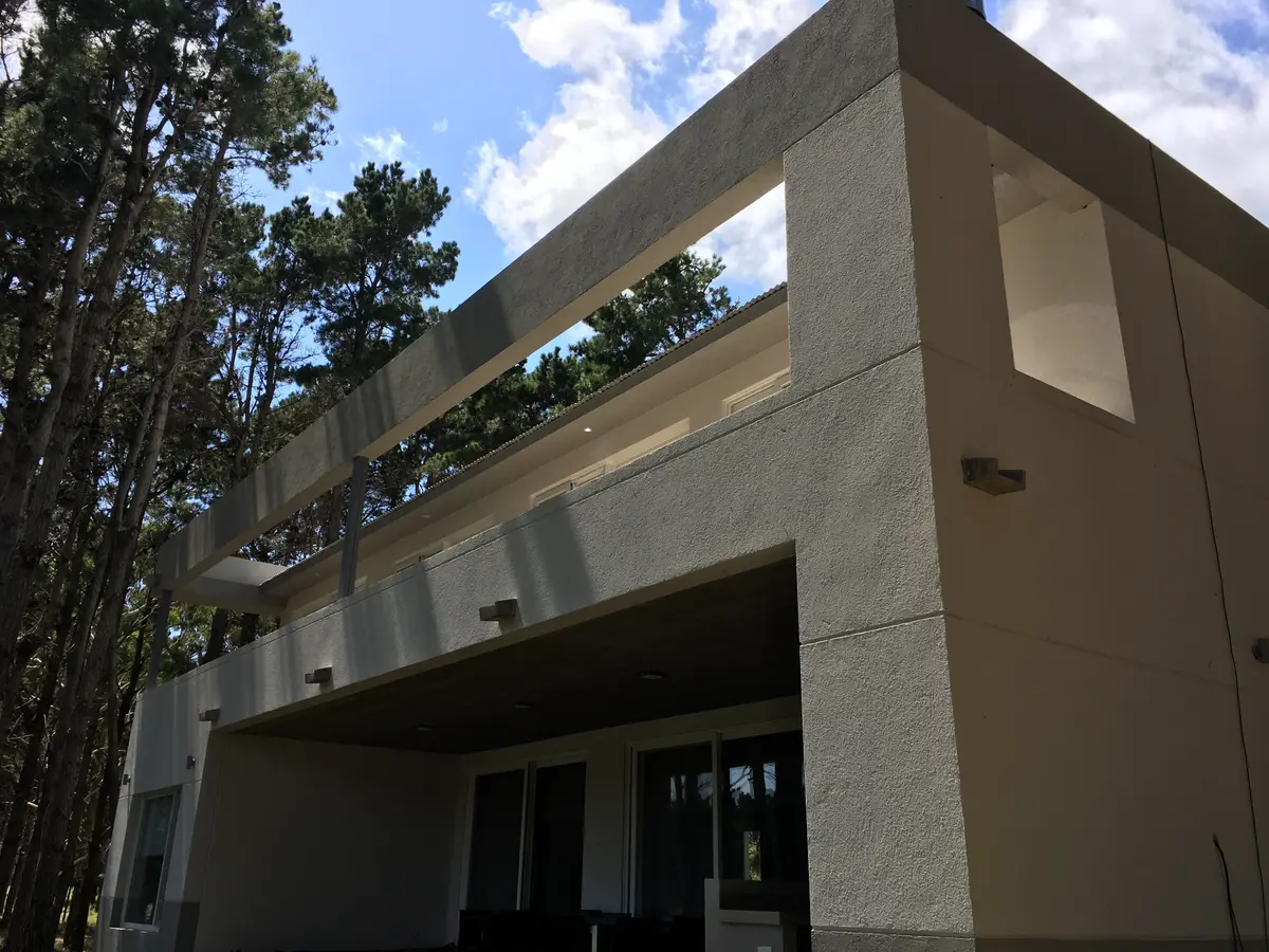 fachada moderna con vegetación exuberante — proyecto Casa VR, por Sacco Maximiliano Arq., en Villa Robles