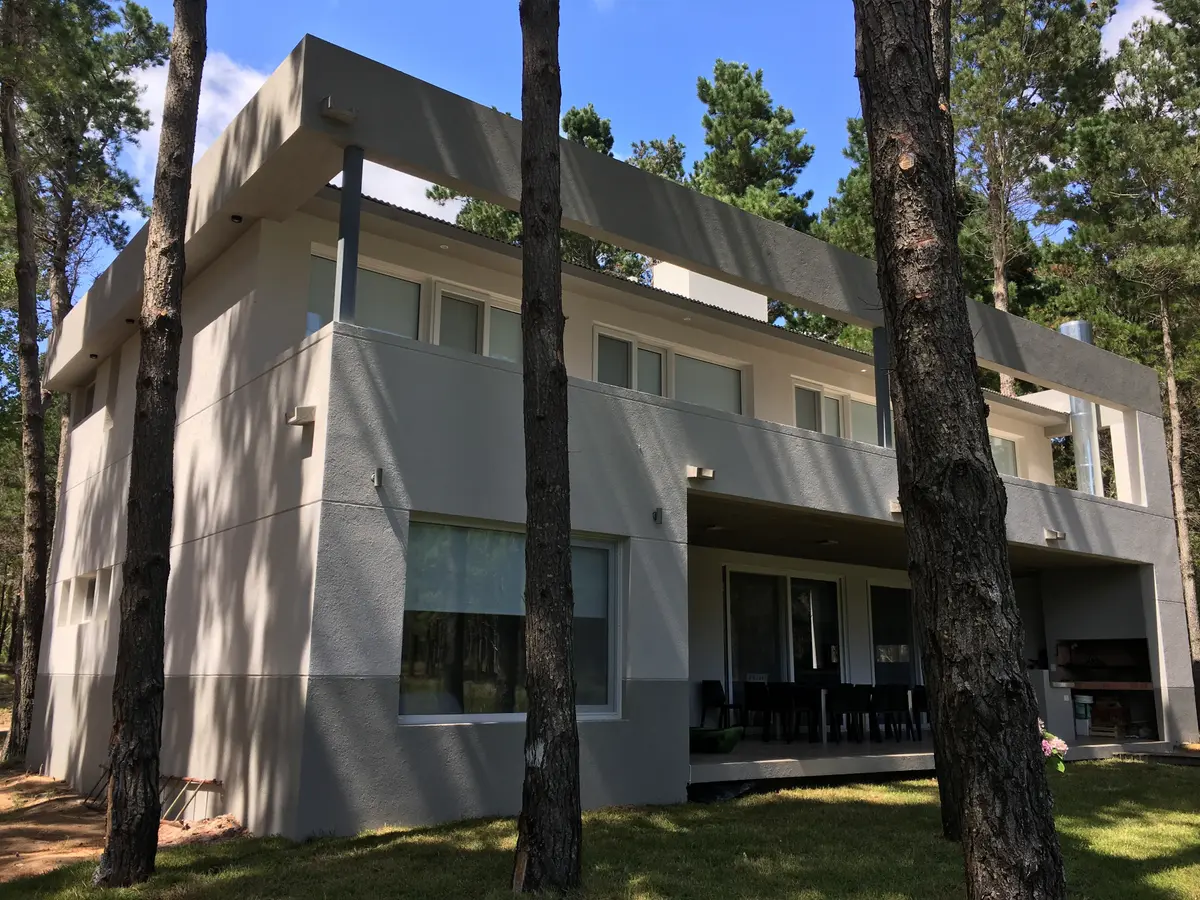 Fachada moderna de casa con hormigón y vidrio en bosque — proyecto Casa VR, por Sacco Maximiliano Arq., en Villa Robles