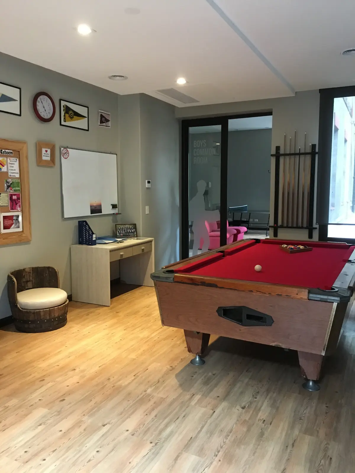 sala de juegos con mesa de pool y muebles rústicos — proyecto St George´s College Quilmes Edificio Boarding House, por byb.arquitectas, en Quilmes