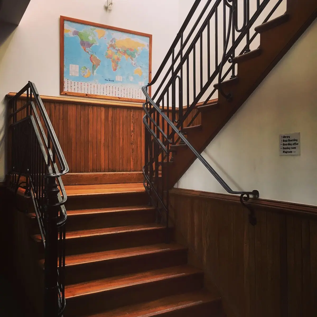 escalera clásica con mapa del mundo — proyecto St George´s College Quilmes Edificio Boarding House, por byb.arquitectas, en Quilmes