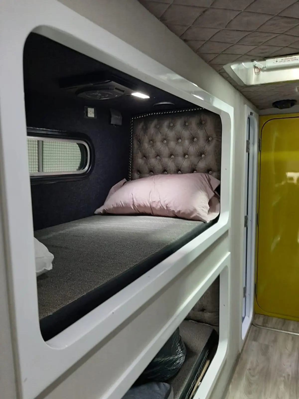 Cama tipo camarote empotrada con cabecero tapizado y techo capitoné — proyecto MOTOR - HOME, por Estudio Arq. Carolina Peruzzo , en Mar del Plata