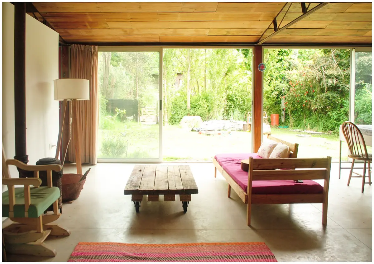 living moderno con mucha madera y luz natural — proyecto casa jm, por GARAGE arquitectura, en Bosque Peralta Ramos