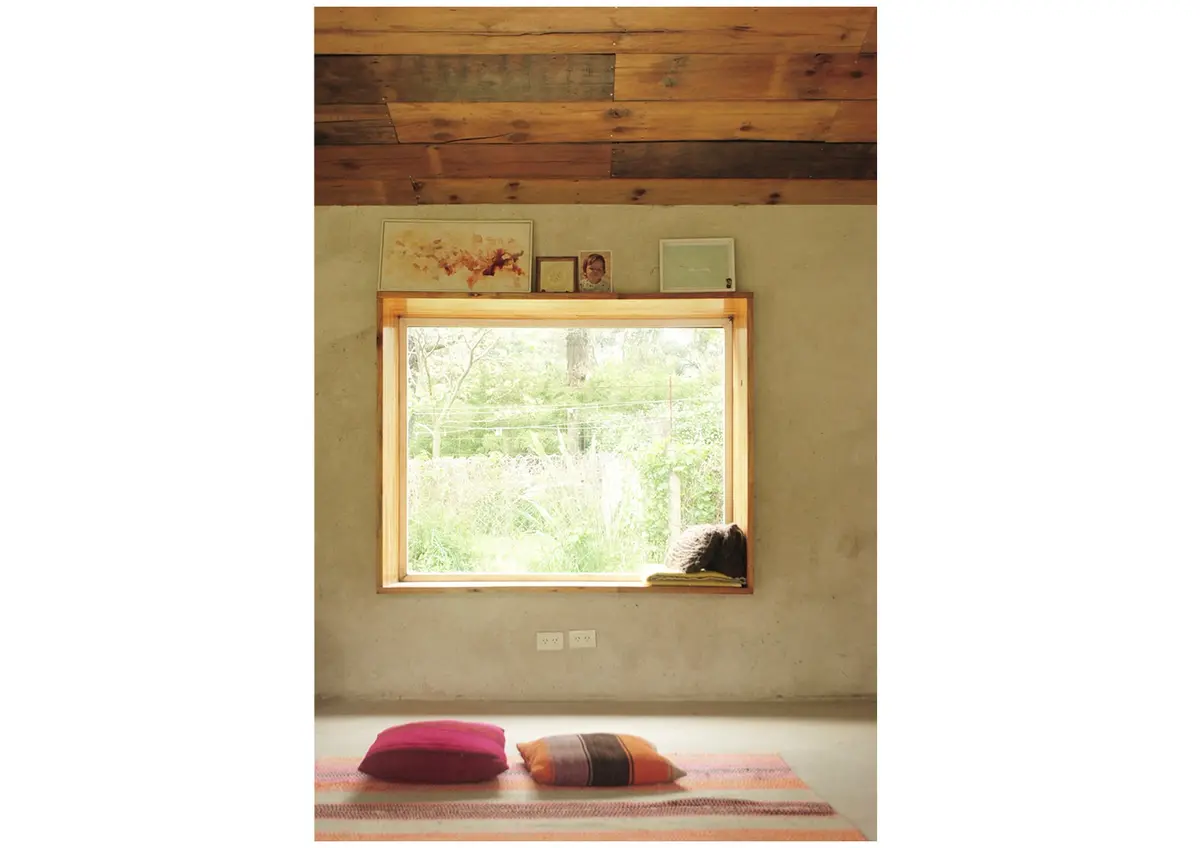 Living con ventana panorámica y techo de madera — proyecto casa jm, por GARAGE arquitectura, en Bosque Peralta Ramos