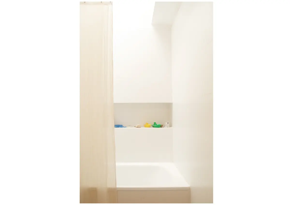 Baño minimalista con luz natural y bañera blanca — proyecto casa jm, por GARAGE arquitectura, en Bosque Peralta Ramos