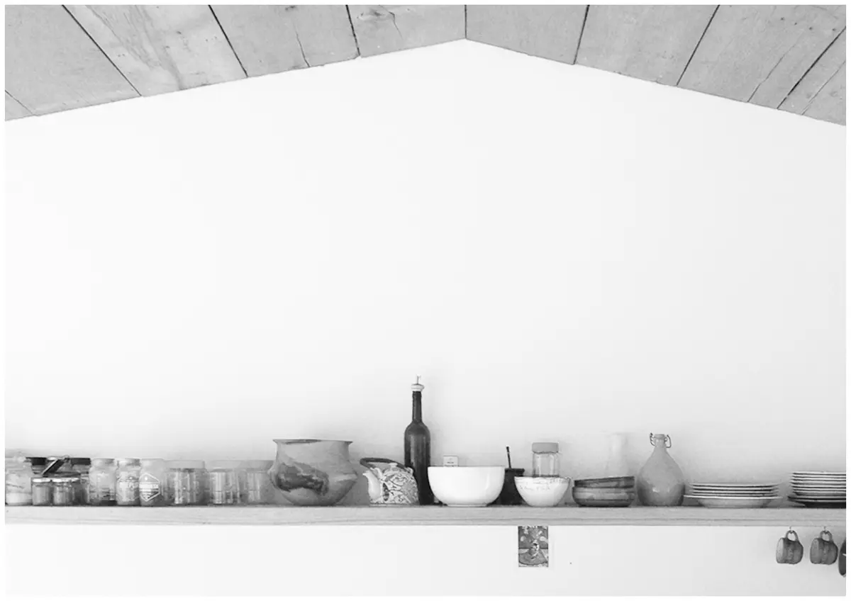 Cocina minimalista con vigas de madera y estanterías abiertas — proyecto casa jm, por GARAGE arquitectura, en Bosque Peralta Ramos