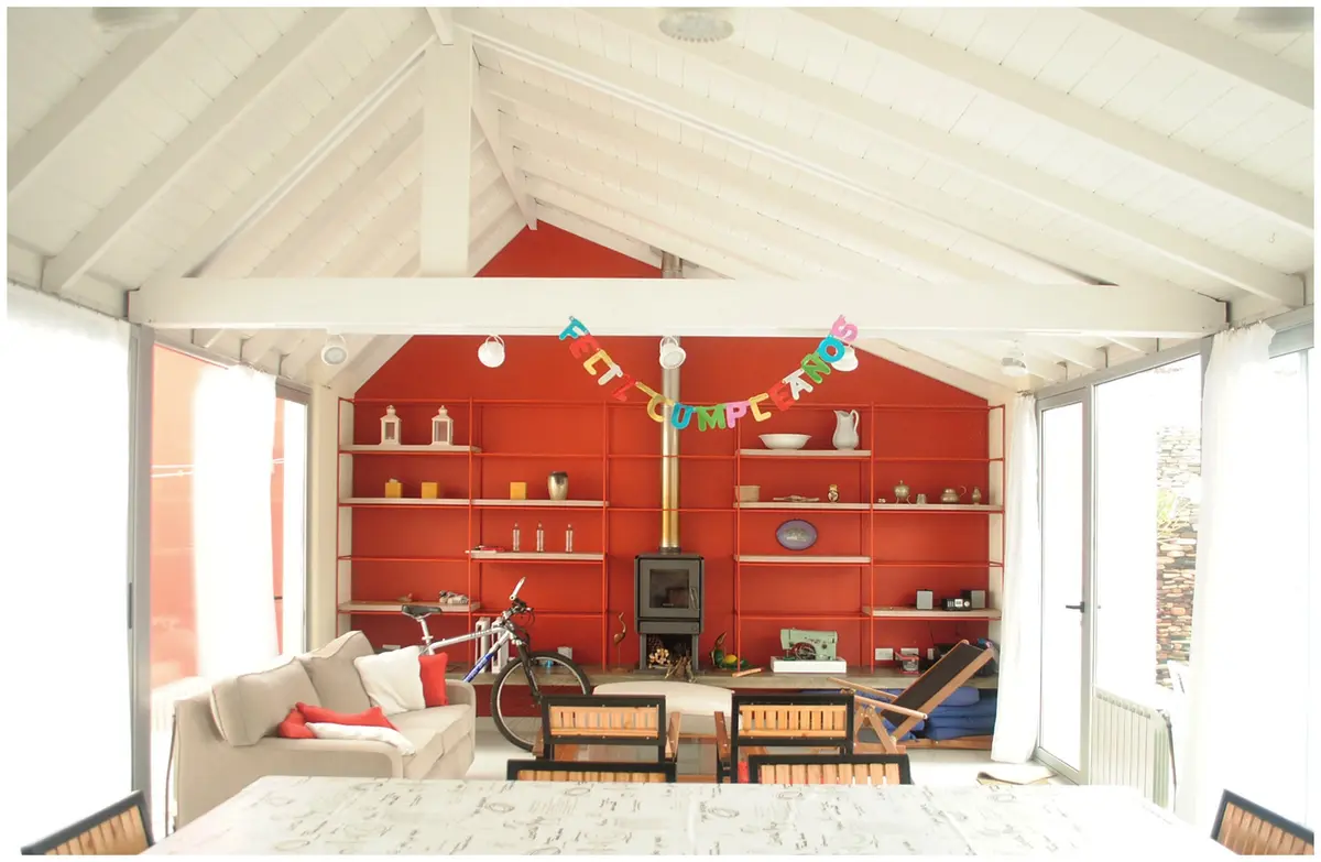 Sala de estar e jantar semi-coberta com parede vermelha e vigas expostas — projeto casa mc, por GARAGE arquitectura, em Mar del Plata