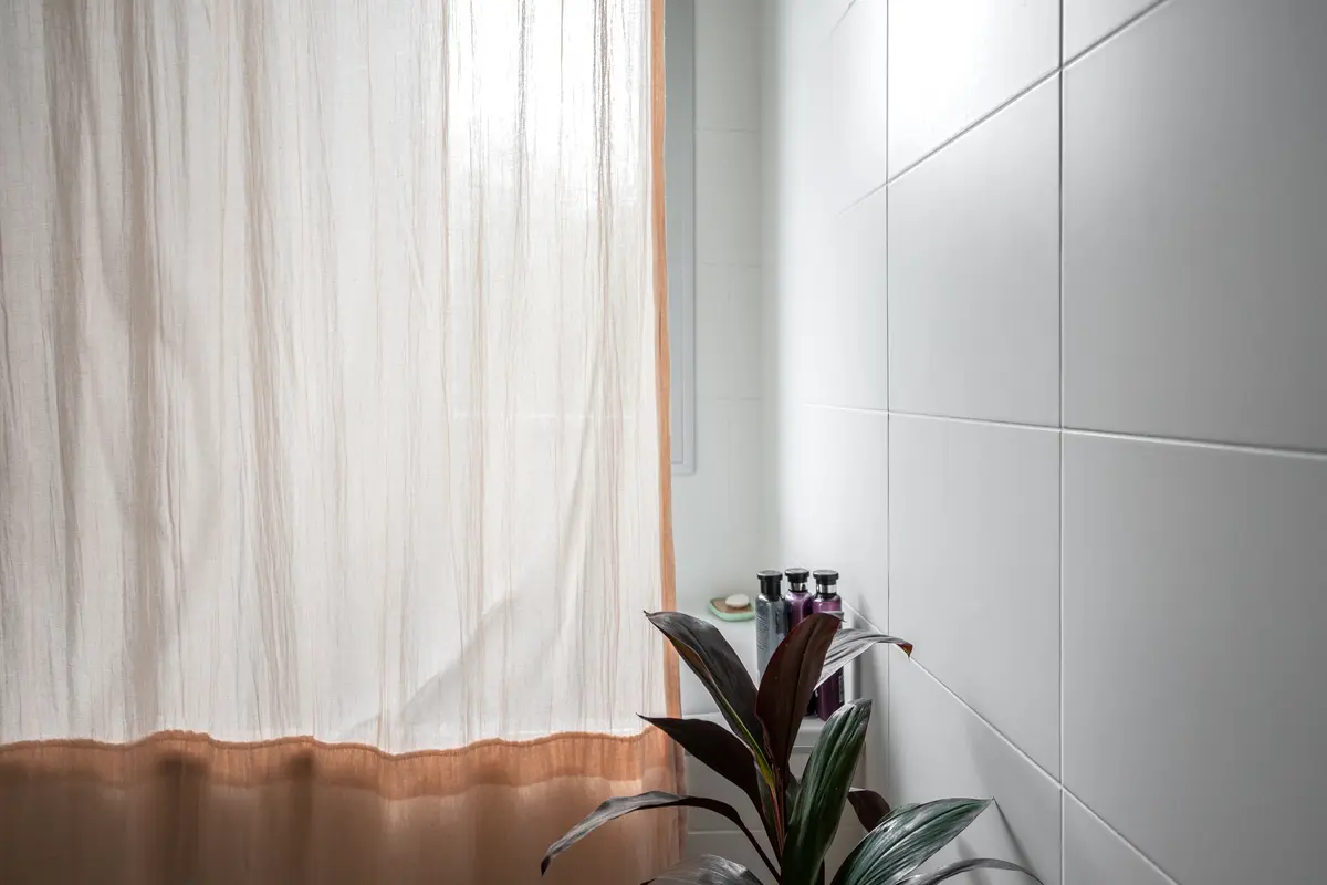 Banheiro moderno minimalista com cortinas de tecido e planta interna — projeto casa r, por GARAGE arquitectura, em Mar del Plata