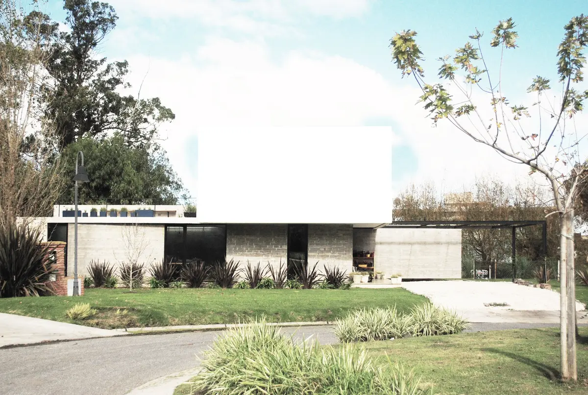 Fachada moderna com concreto branco, janelas amplas e pérgola — projeto casa s, por GARAGE arquitectura, em Rumencó