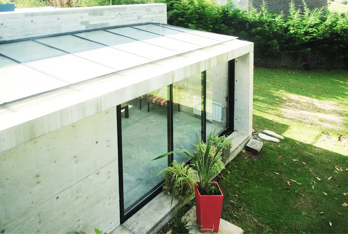 Fachada moderna de concreto aparente com janelas do chão ao teto — projeto casa s, por GARAGE arquitectura, em Rumencó