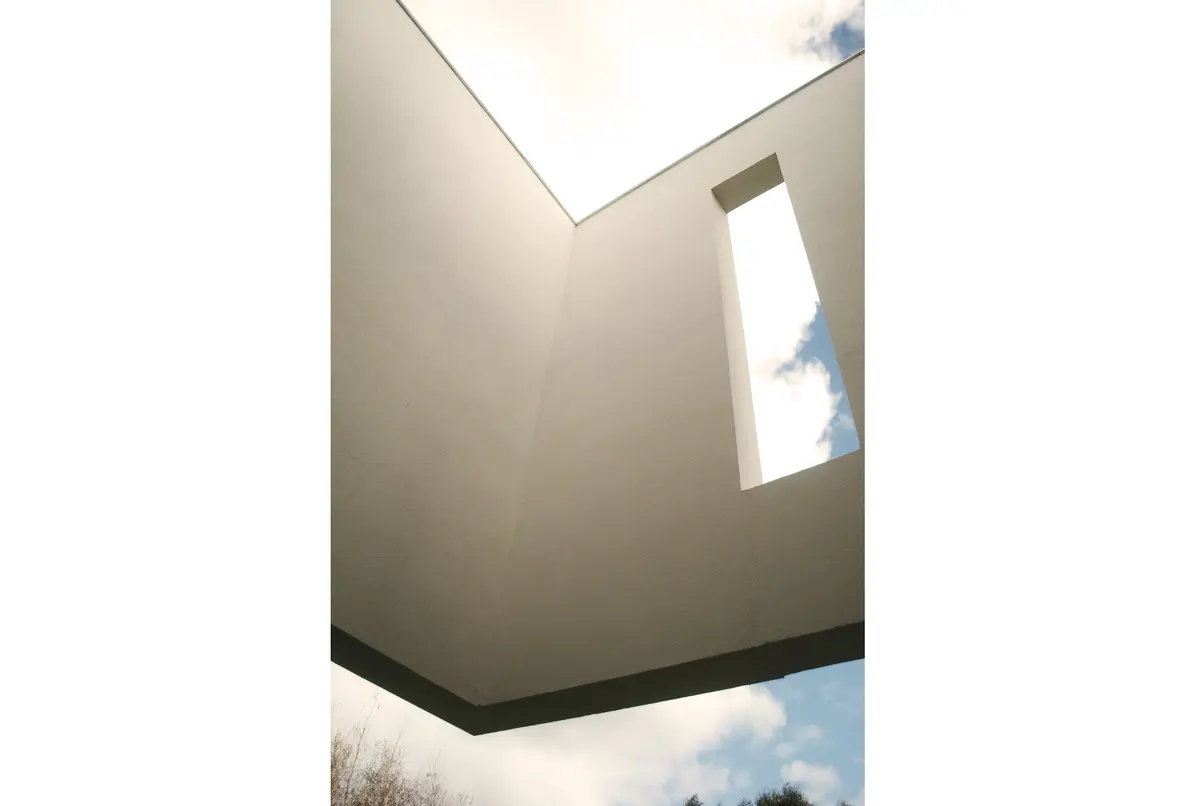 detalle arquitectónico moderno con claraboya — proyecto casa s, por GARAGE arquitectura, en Rumencó