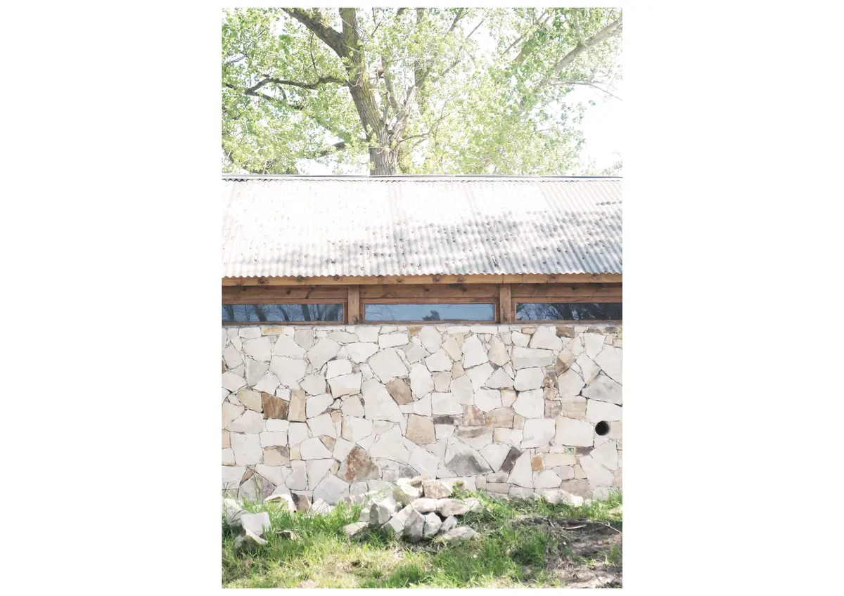 fachada rústica com muro de pedra e madeira — projeto casa vj, por GARAGE arquitectura