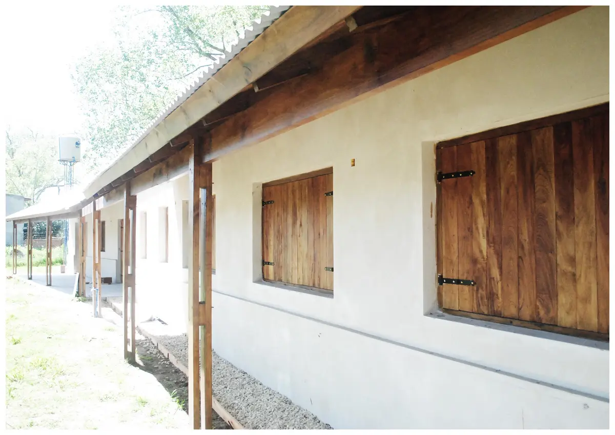 Fachada rural rústica com venezianas de madeira — projeto casa vj, por GARAGE arquitectura