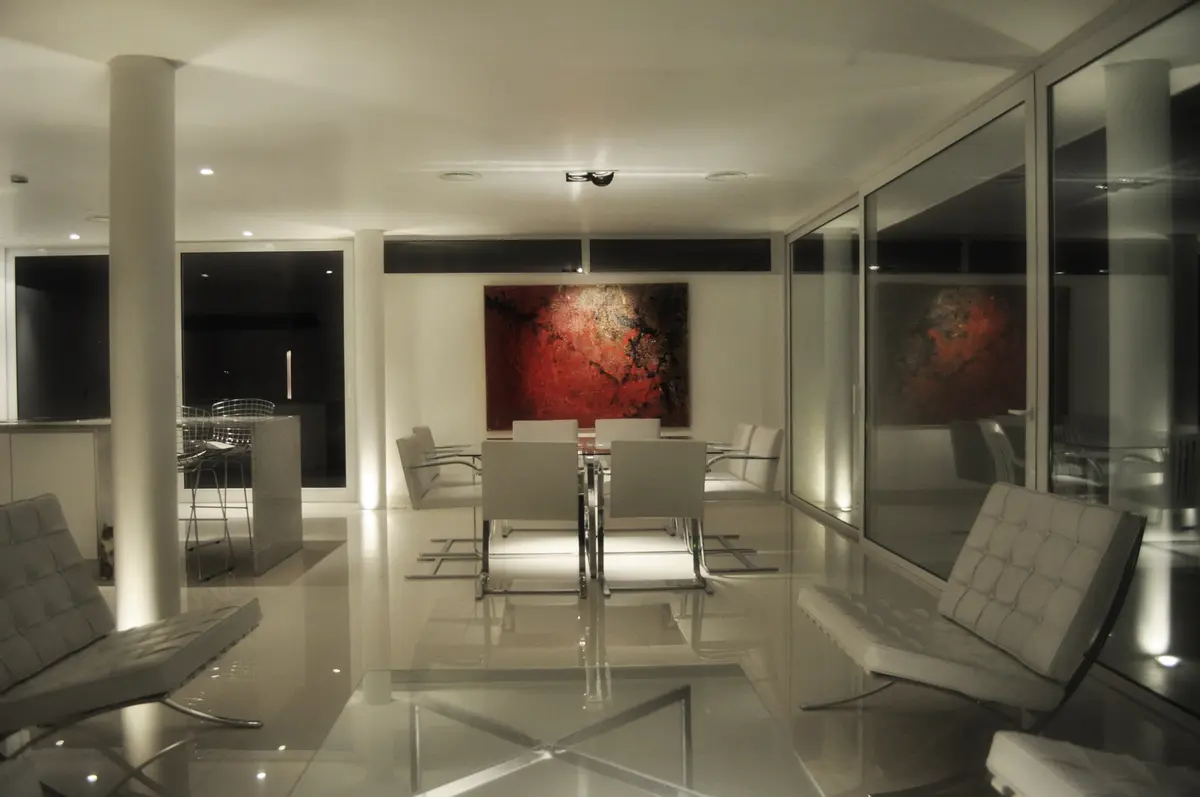 Sala de jantar e estar moderna com piso branco brilhante e arte abstrata — projeto CASA 120, por SCM ARQUITECTURA & CONSTRUCCIONES