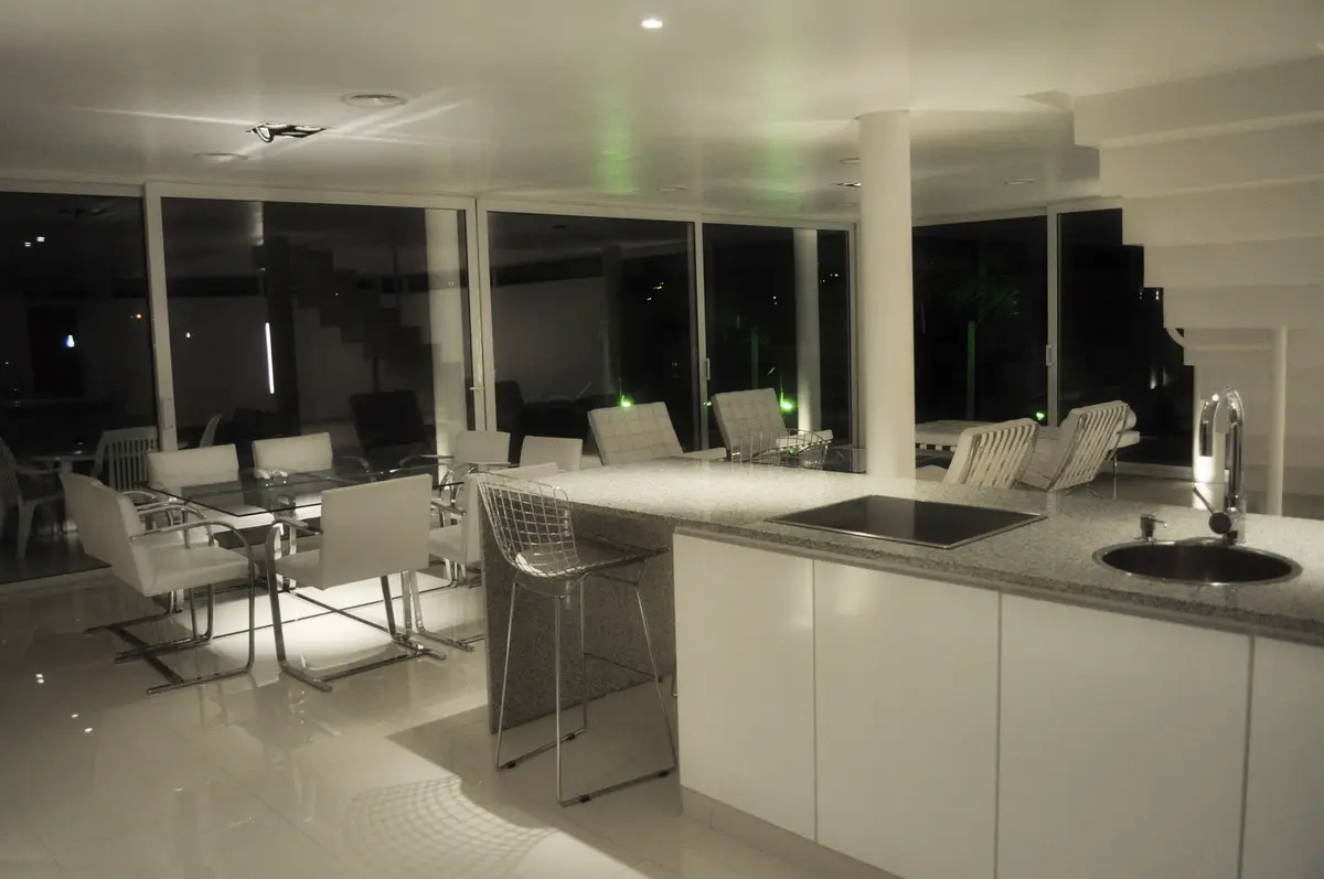 Comedor y cocina moderna con grandes ventanales y isla — proyecto CASA 120, por SCM ARQUITECTURA & CONSTRUCCIONES