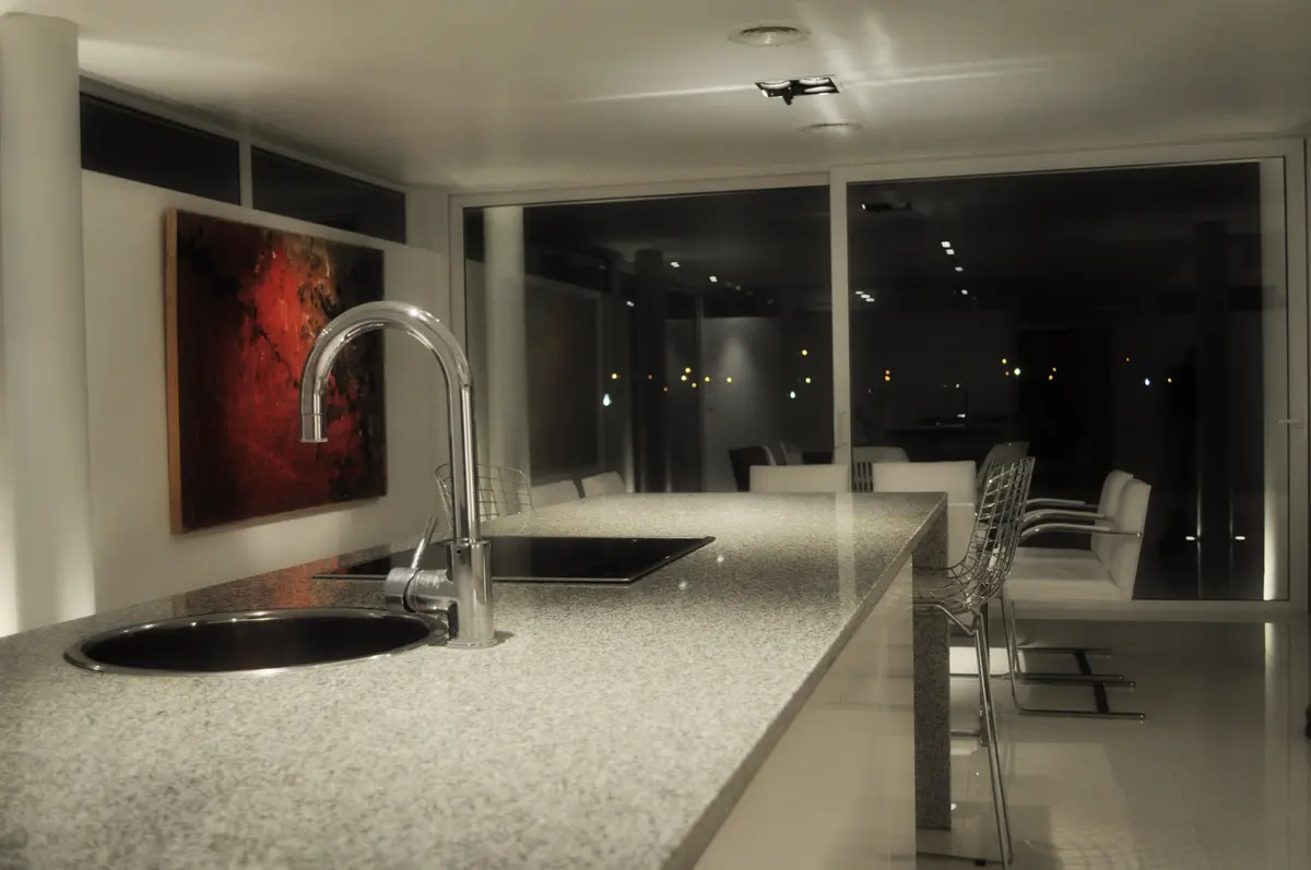 Cocina moderna minimalista con isla y ventanales amplios — proyecto CASA 120, por SCM ARQUITECTURA & CONSTRUCCIONES