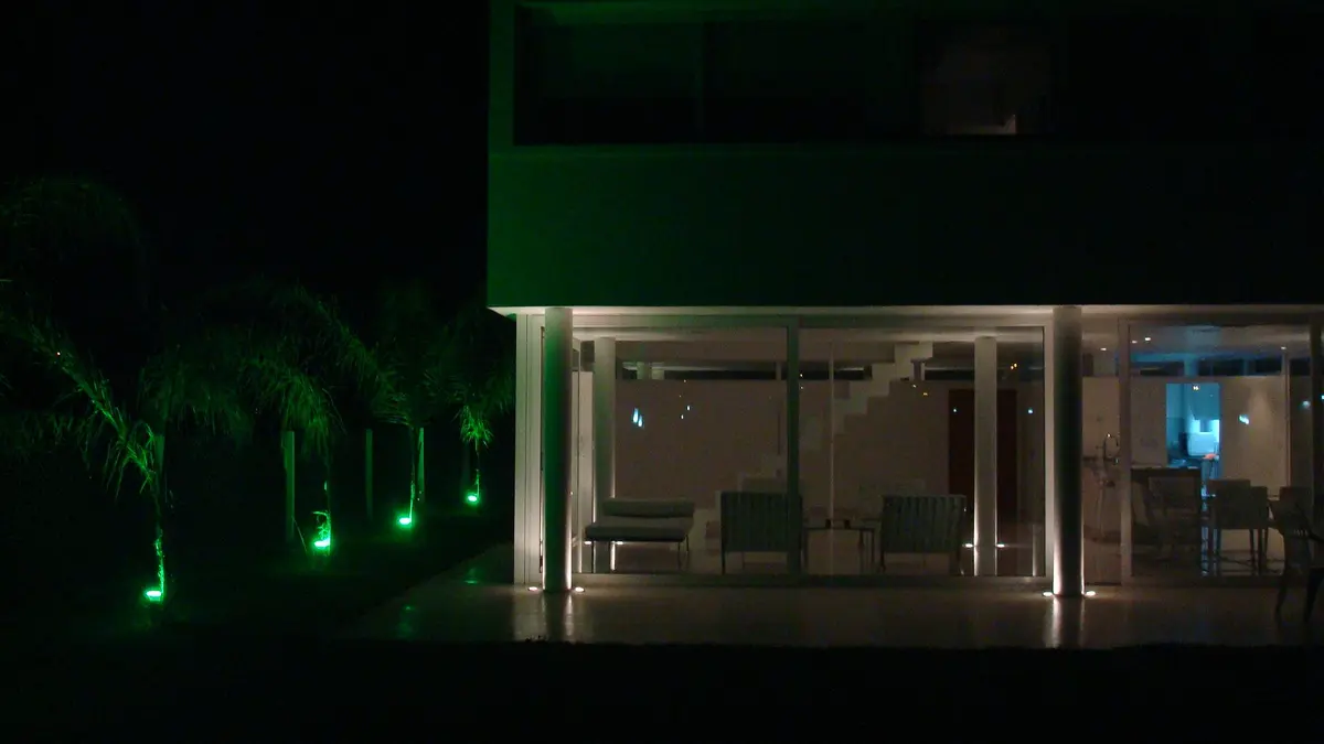 Fachada moderna com iluminação verde noturna — projeto CASA 120, por SCM ARQUITECTURA & CONSTRUCCIONES