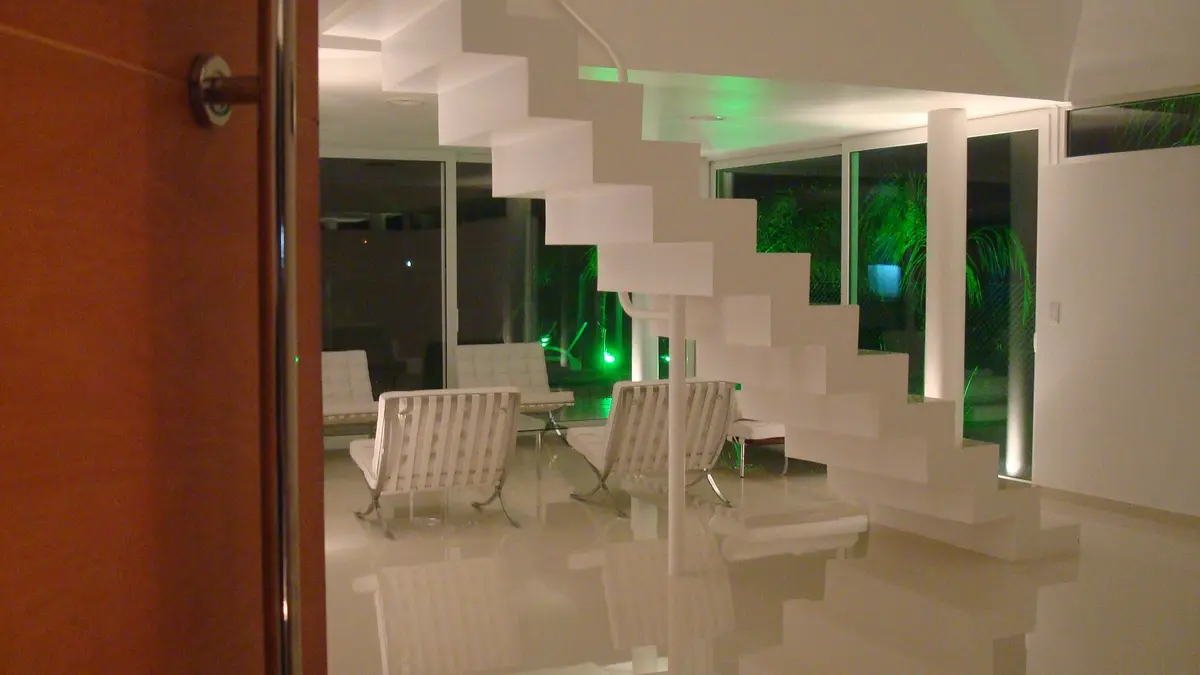 Escada flutuante moderna com poltronas brancas e grandes janelas — projeto CASA 120, por SCM ARQUITECTURA & CONSTRUCCIONES