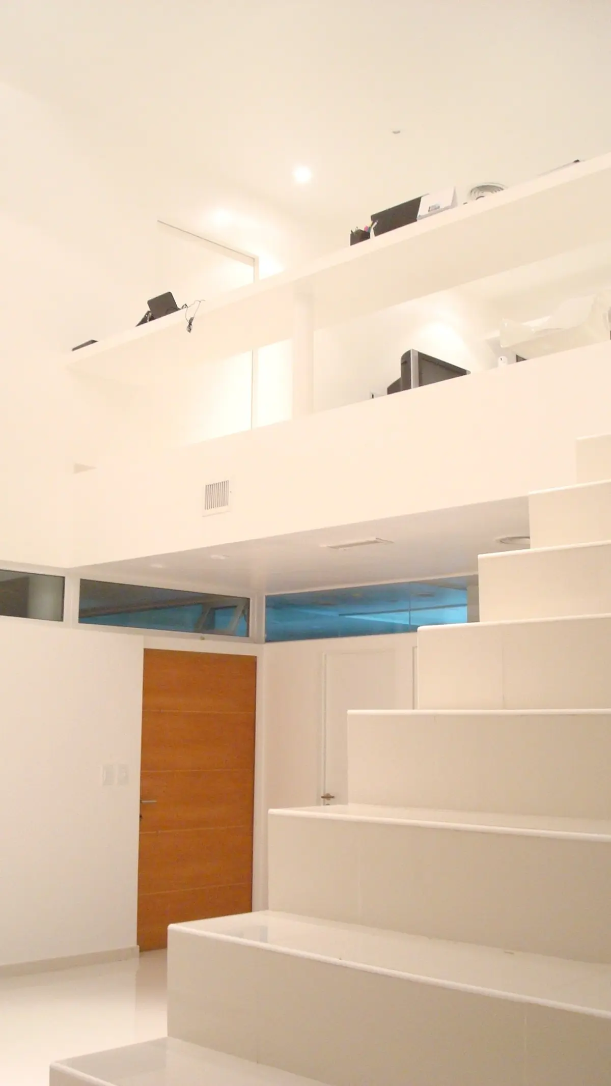 Escada flutuante moderna com prateleiras embutidas e iluminação indireta — projeto CASA 120, por SCM ARQUITECTURA & CONSTRUCCIONES