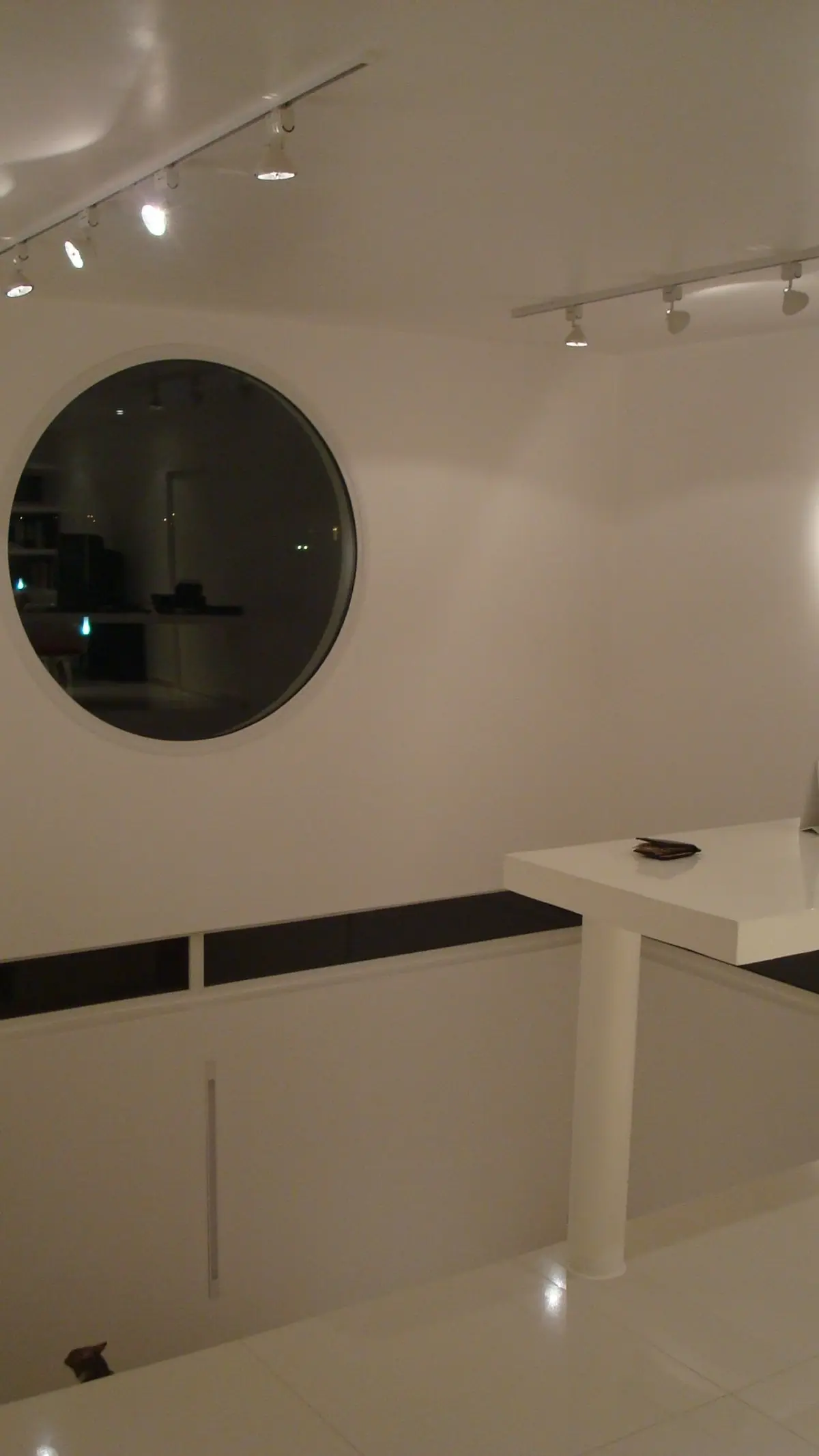 interior moderno minimalista con ventana circular — proyecto CASA 120, por SCM ARQUITECTURA & CONSTRUCCIONES