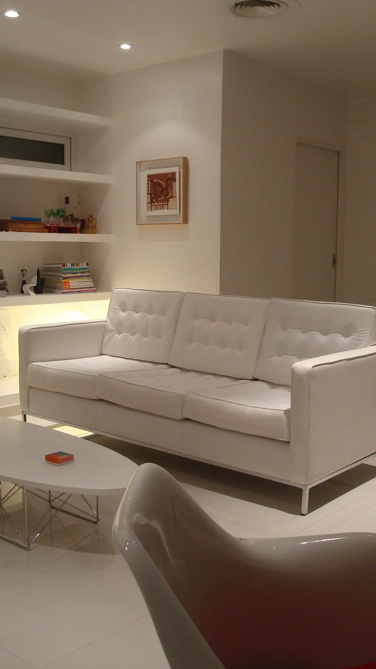 Living moderno con sofá blanco capitoné y mesa ovalada — proyecto CASA 120, por SCM ARQUITECTURA & CONSTRUCCIONES