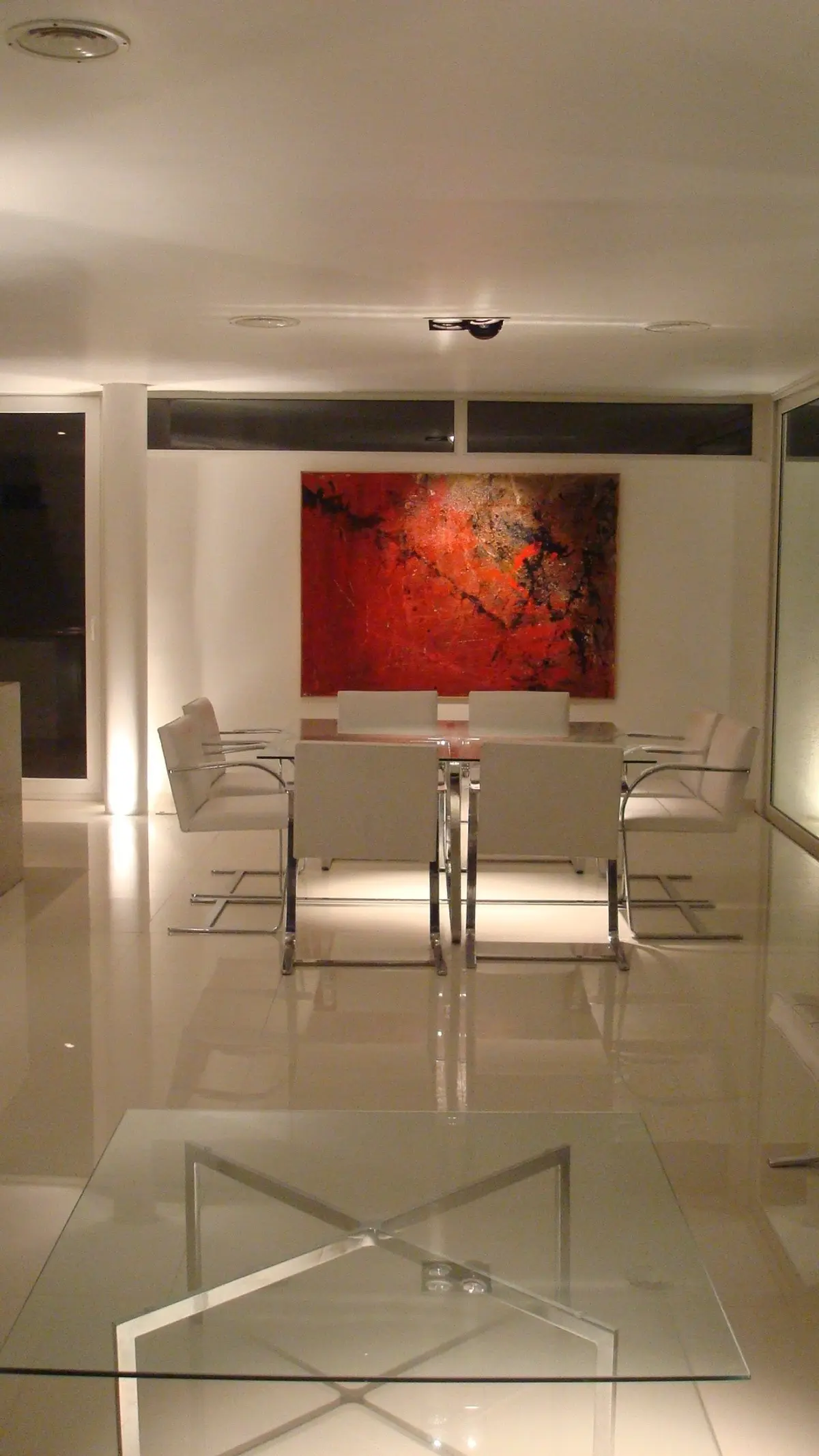 Comedor moderno y minimalista con arte abstracto y mobiliario de vidrio y cromo — proyecto CASA 120, por SCM ARQUITECTURA & CONSTRUCCIONES