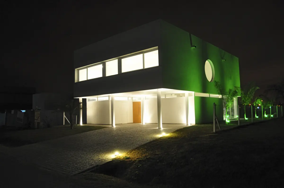 fachada moderna verde de casa con ventana circular — proyecto CASA 120, por SCM ARQUITECTURA & CONSTRUCCIONES