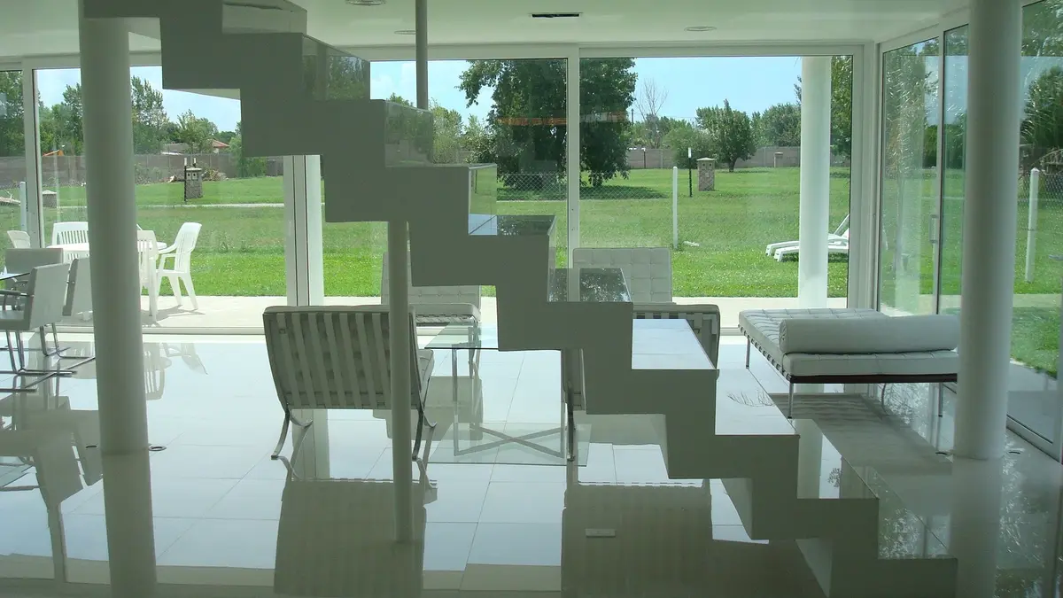 Escada flutuante moderna com vista para o jardim — projeto CASA 120, por SCM ARQUITECTURA & CONSTRUCCIONES