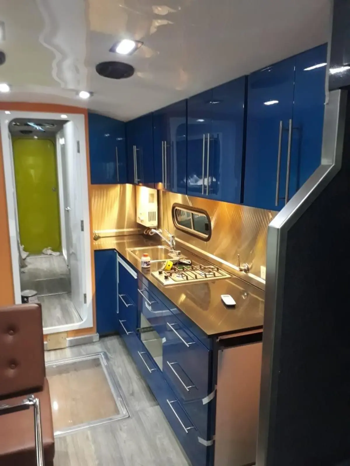 Cozinha moderna com armários azuis brilhantes e eletrodomésticos embutidos — projeto MOTOR - HOME, por Estudio Arq. Carolina Peruzzo, em Mar del Plata
