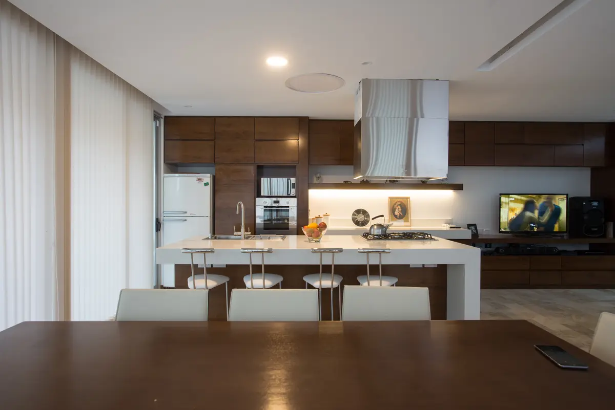 Cozinha moderna conceito aberto com ilha e móveis de madeira — projeto Casa Berisso, por Mercedes  klappenbach, em Berisso