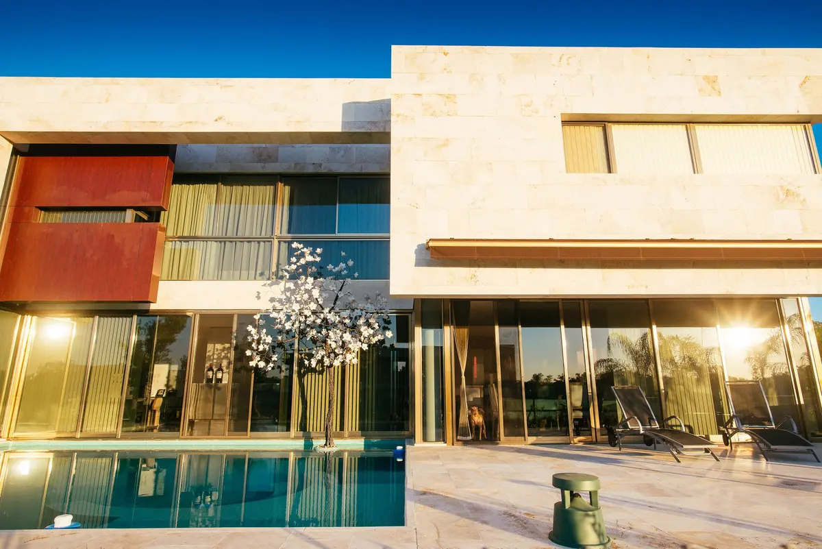 Fachada moderna de casa con piscina y jardín — proyecto Grand Bell 60, por Mercedes  klappenbach, en City Bell