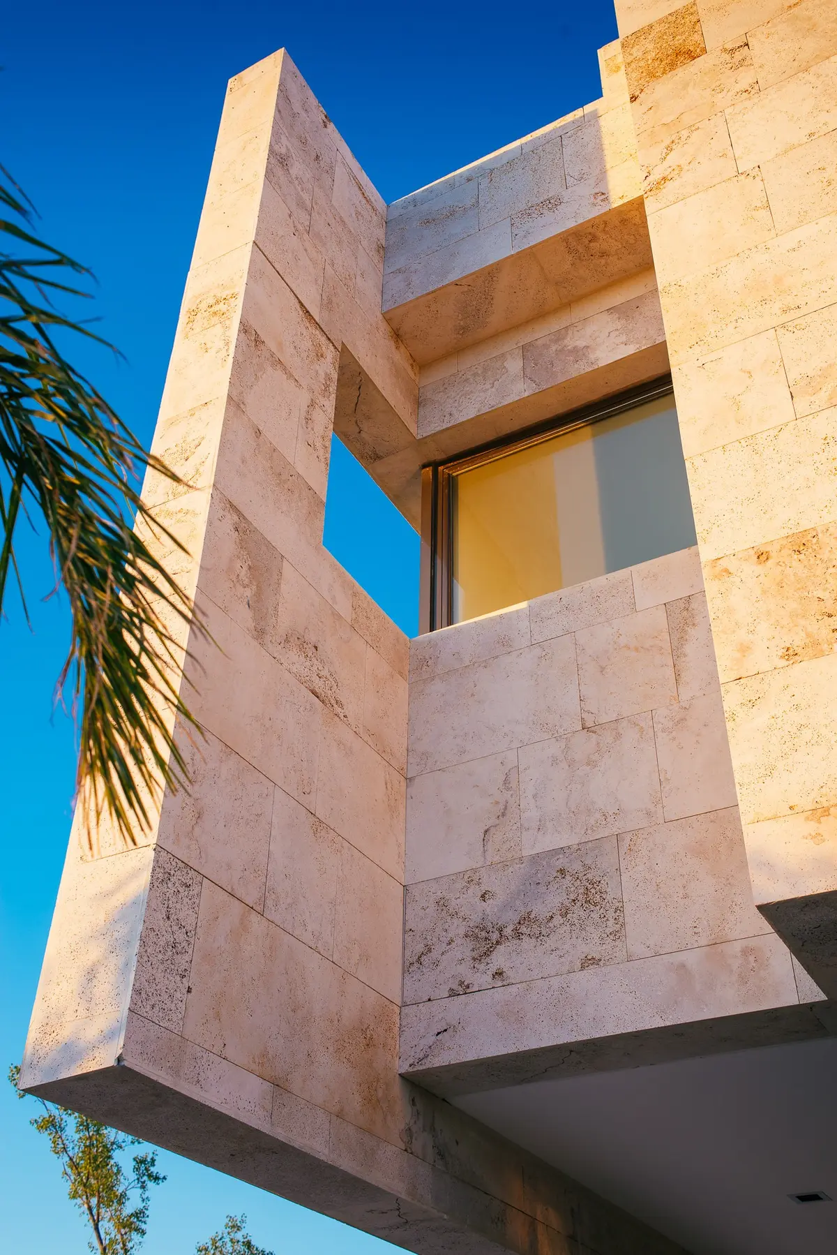 fachada moderna con detalles en piedra y luz natural — proyecto Grand Bell 60, por Mercedes  klappenbach, en City Bell