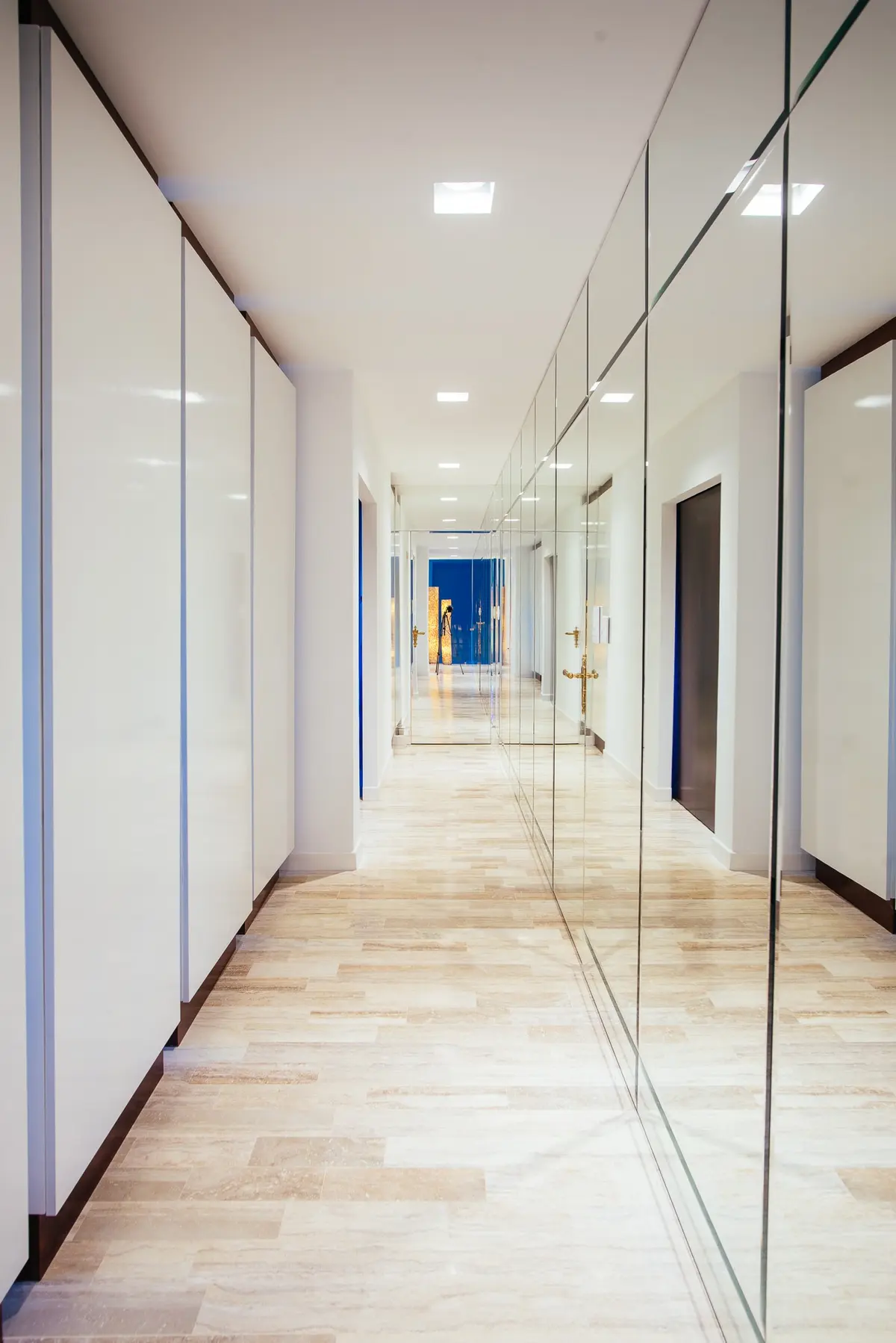 Pasillo moderno con pared espejada y gabinetes blancos — proyecto Grand Bell 60, por Mercedes  klappenbach, en City Bell